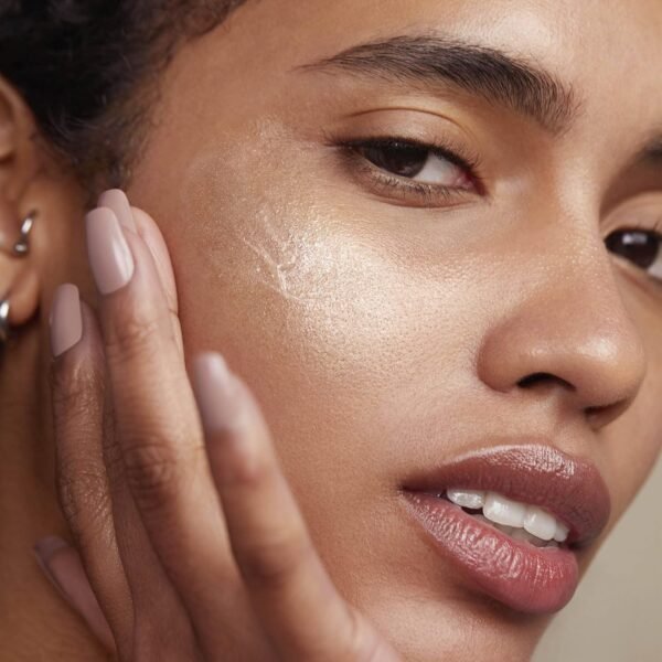 Honest Beauty Vitamin C Radiance Brightening Serum | Improves Skin Tone + Complexion | Vitamin C, Pearl, Hyaluronic Acid | EWG Verified + Cruelty Free | 1 fl oz - Image 4