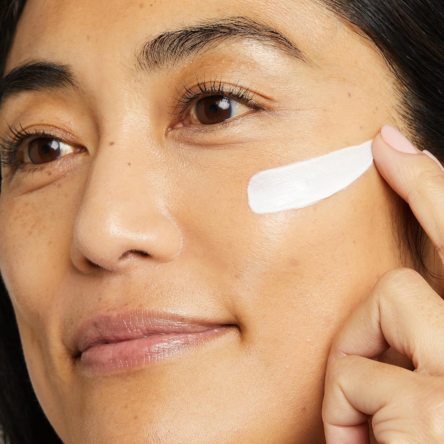 No7 Restore & Renew Multi Action Face & Neck SPF 30 Day Cream - Firming & Hydrating Face Moisturizer with Hyaluronic Acid to Help Visibly Reduce the Appearance of Wrinkles (1.69 Fl Oz) - Image 4