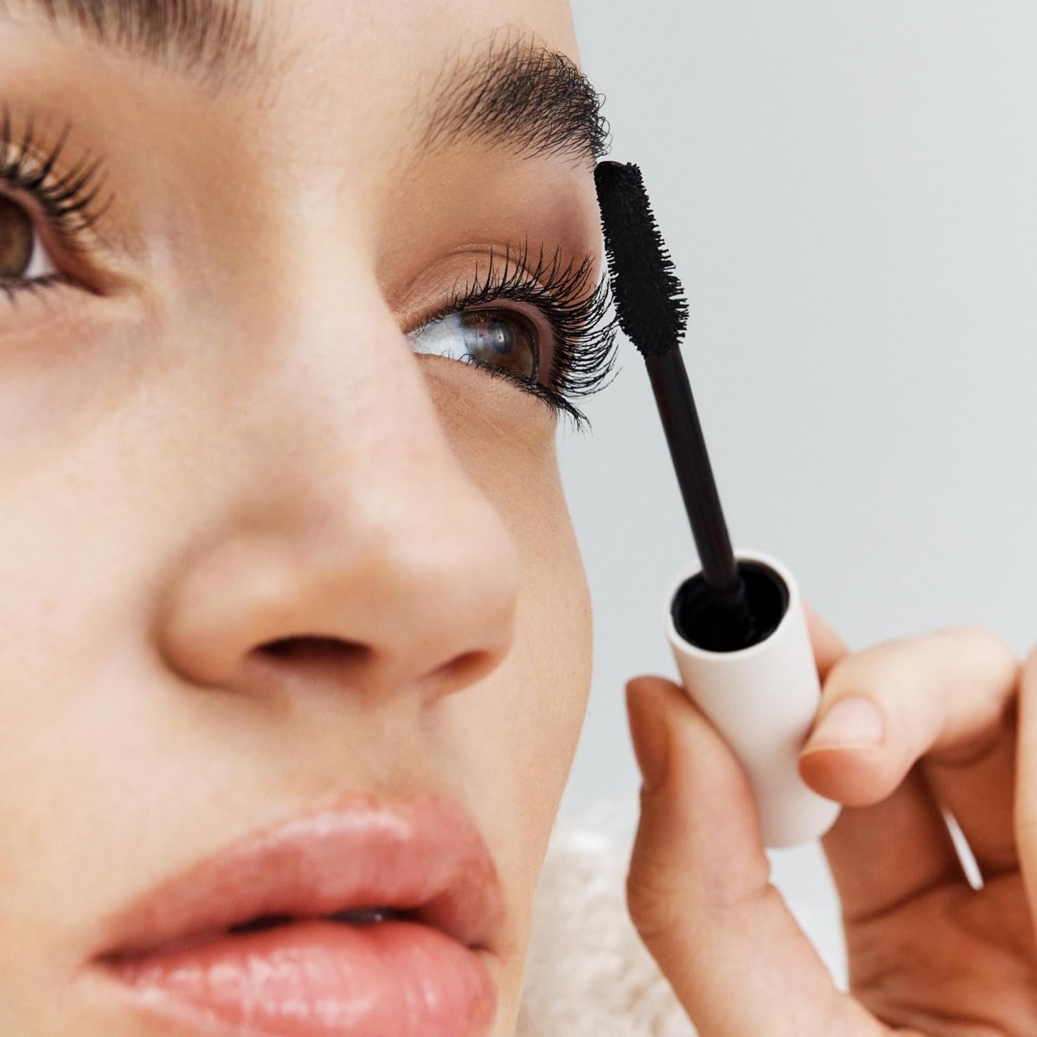 Goop Beauty Featherlash Lifting Serum Mascara, Volumizing & Lengthening Mascara with Nourishing, Clean Ingredients, Black, 0.32 fl Oz - Image 7