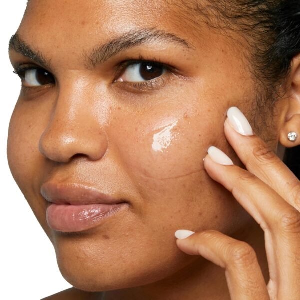 Clinique Dramatically Different Hydrating Jelly Lightweight Oil Free Face Moisturizer With Hyaluronic Acid For All Skin Types - Image 6